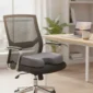 Farokcsont-kivágásos memóriahab ülőpárna egy ergonomikus irodai szék ülésén, íróasztal mellett